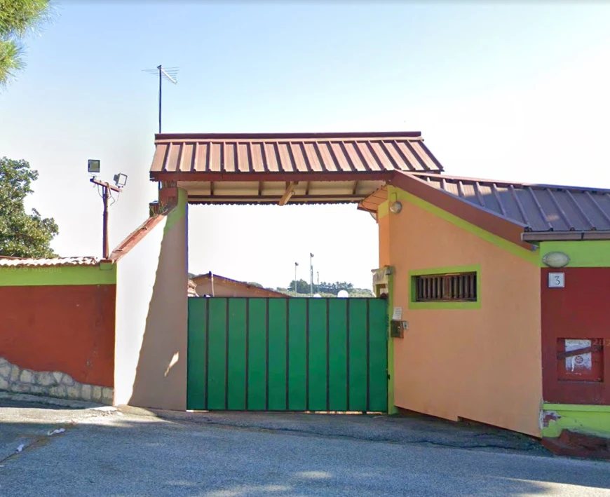 L'ingresso della scuola madre a Roma, La Giustiniana, con il cancello verde e il muro arancione